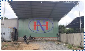 Các loại mái tôn giả ngói, mái tôn vân gỗ hay mái tôn màu sắc đa dạng giúp gia chủ dễ dàng lựa chọn theo phong cách thiết kế mong muốn, từ hiện đại đến cổ điển.