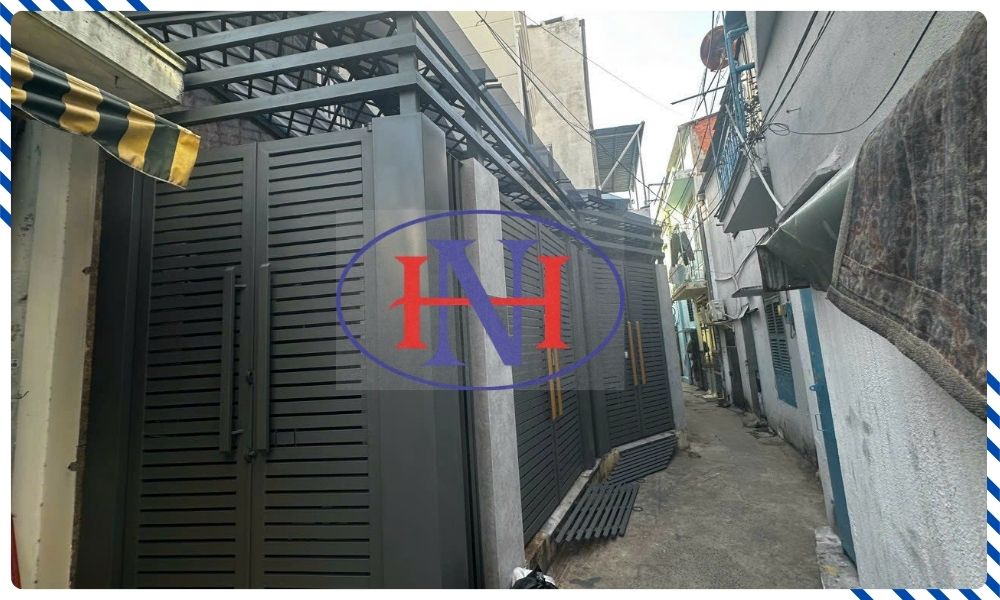 CÔNG TY TNHH CƠ KHÍ XÂY DỰNG HOÀNG NGHĨA cam kết mang đến sản phẩm cửa cổng sắt chất lượng, bền đẹp, đáp ứng mọi yêu cầu kỹ thuật và thẩm mỹ của khách hàng