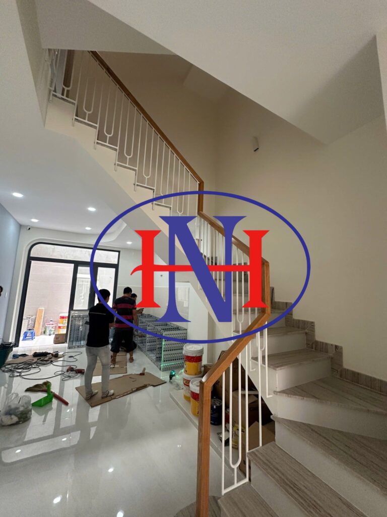 CÔNG TY TNHH CƠ KHÍ XÂY DỰNG HOÀNG NGHĨA tự hào là đơn vị chuyên thiết kế và thi công cầu thang sắt, đảm bảo độ bền và an toàn.
