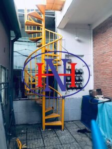 CÔNG TY TNHH CƠ KHÍ XÂY DỰNG HOÀNG NGHĨA tự hào là đơn vị chuyên thiết kế và thi công cầu thang xoắn hiện đại, đảm bảo chất lượng và tính thẩm mỹ cao.