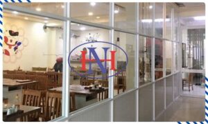 Vách ngăn nhôm kính được làm từ khung nhôm chắc chắn và kính cường lực có độ bền cao, giúp tăng tuổi thọ công trình.