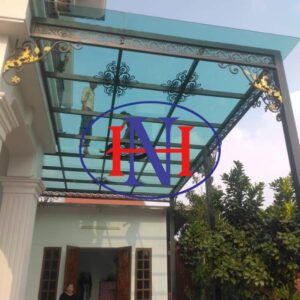 Mái polycarbonate giúp giảm nhiệt lượng hấp thụ từ ánh nắng mặt trời, từ đó duy trì nhiệt độ ổn định bên trong không gian sống.