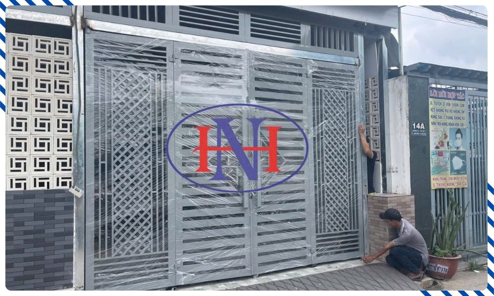 Nếu bạn đang tìm kiếm một đơn vị thi công cửa cổng sắt chuyên nghiệp, hãy liên hệ ngay với CÔNG TY TNHH CƠ KHÍ XÂY DỰNG HOÀNG NGHĨA