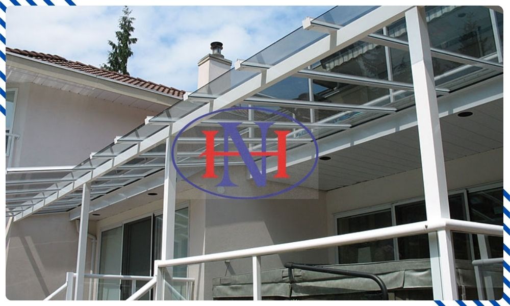 Mái polycarbonate có trọng lượng nhẹ hơn nhiều, giúp giảm chi phí vận chuyển và rút ngắn thời gian thi công.