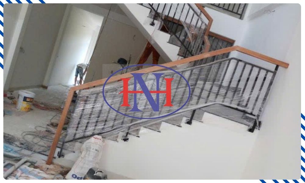 Lan can sắt được đánh giá cao về độ bền, khó bị han gỉ hay cong vênh theo thời gian