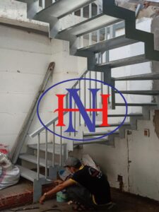 Nếu bạn đang tìm kiếm một đơn vị thi công cầu thang sắt chuyên nghiệp, hãy liên hệ ngay với CÔNG TY TNHH CƠ KHÍ XÂY DỰNG HOÀNG NGHĨA